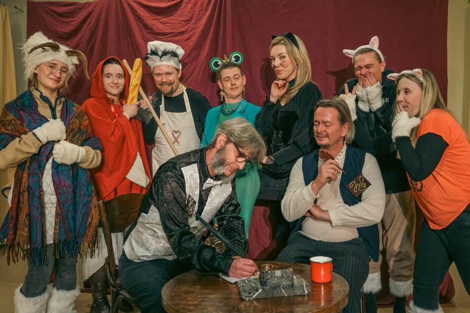 Die Gebrüder Grimm (im Vordergrund) wollen ihr Märchenbuch vollenden, doch ihre Figuren entwickeln ein seltsames Eigenleben und sorgen für Chaos im Märchenwald.