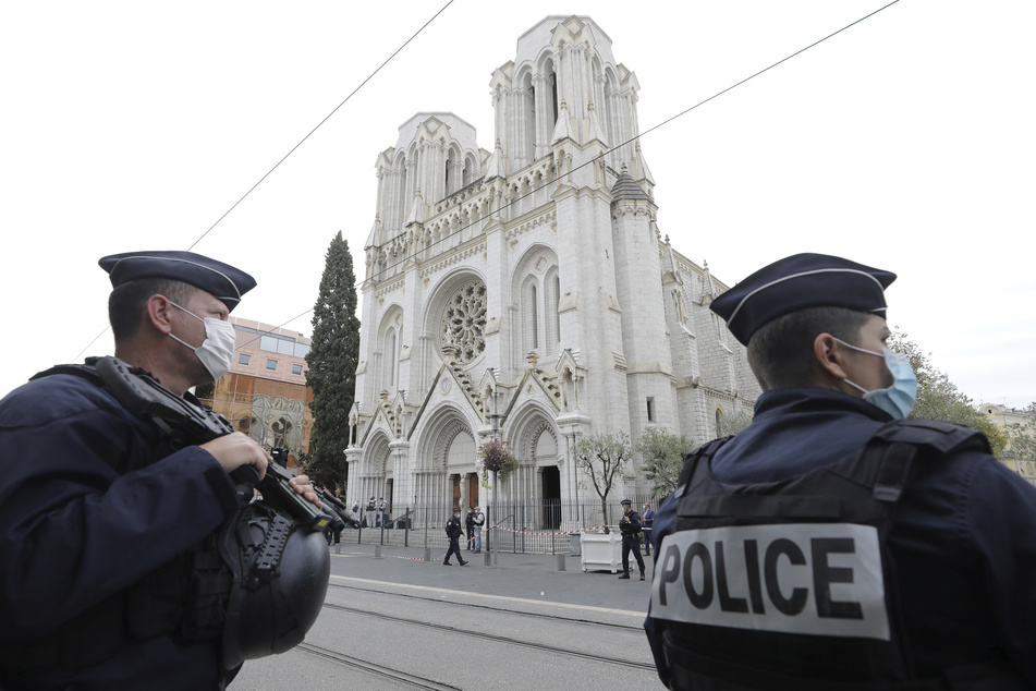 Polizisten stehen vor dem Ort des Messerangriffs, der Kirche Notre-Dame Nizza.