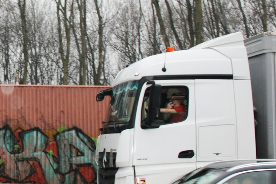 Auch dieser Laster-Fahrer filmte oder fotografierte den Rettungseinsatz mit seinem Smartphone.