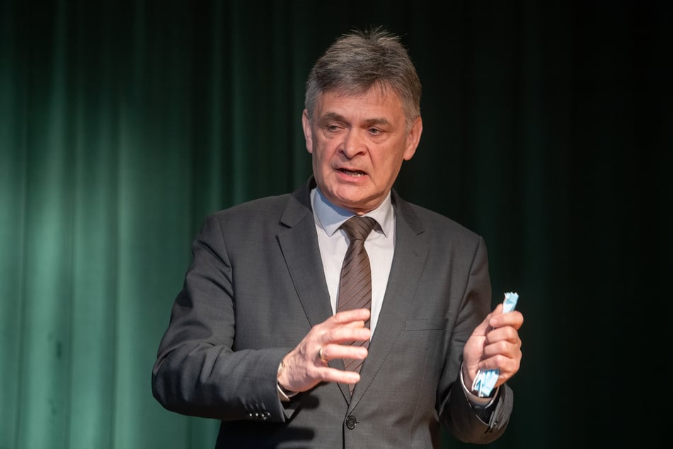 Matthias Fichtmüller, theologischer Vorstand des Vereins Oberlin, spricht bei einer Pressekonferenz.