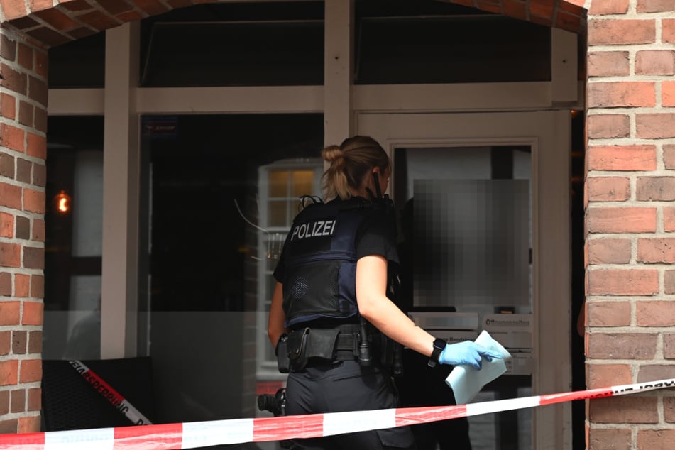 Bei den Durchsuchungen stellten die Beamten eine Schusswaffe sicher.