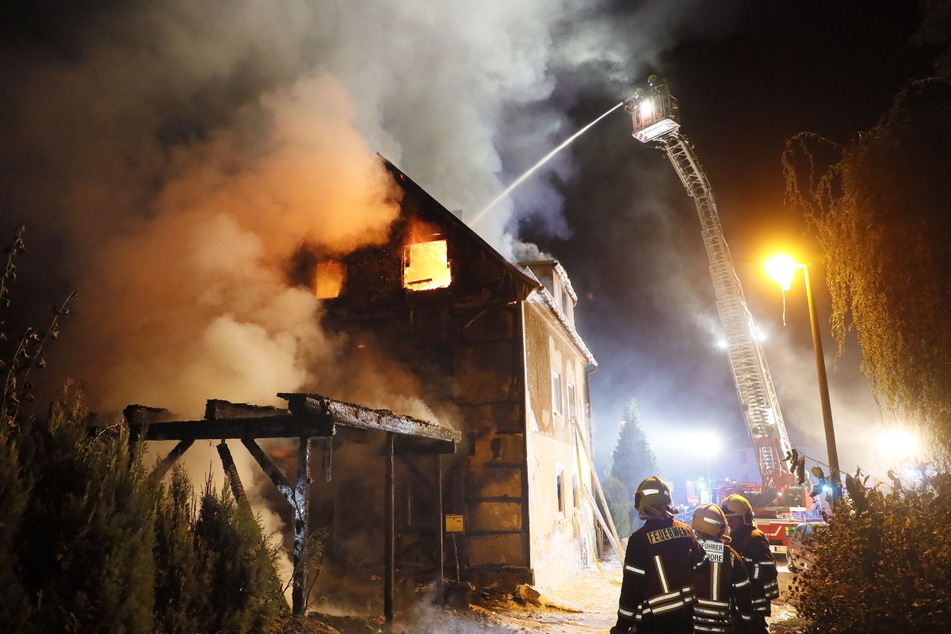 Die Flammen griffen auf das Wohnhaus über.