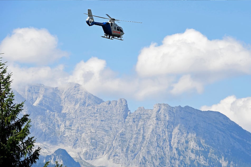 Ein 57 Jahre alter Bergsteiger ist am Samstag am Untersberg tödlich abgestürzt. Einsatzkräfte bargen den Verstorbenen. (Symbolbild)