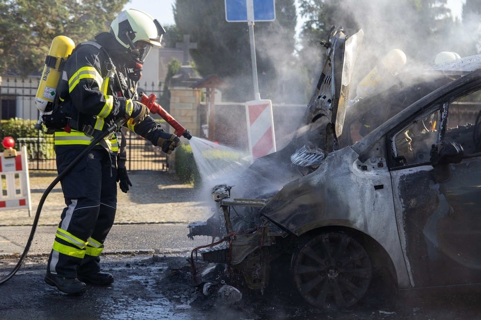 Feuerwehrleute mussten ein brennendes Auto in der Gemeinde Bertsdorf-Hörnitz löschen.