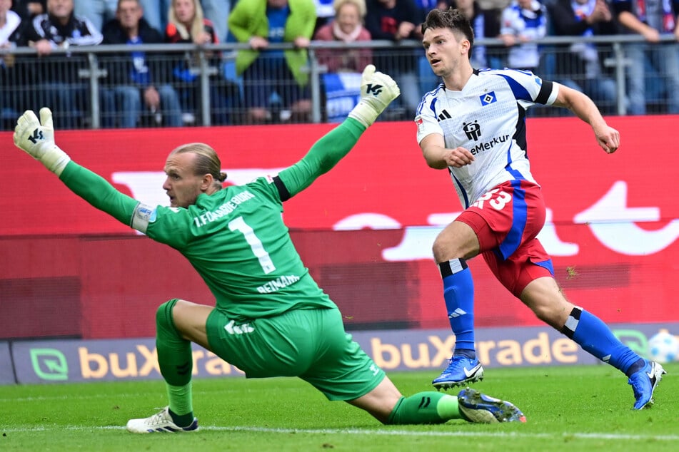 Hamburgs Noah Katterbach (r.) veredelte ein irres Solo mit einem eiskalten Abschluss und dem Treffer zum 2:0.