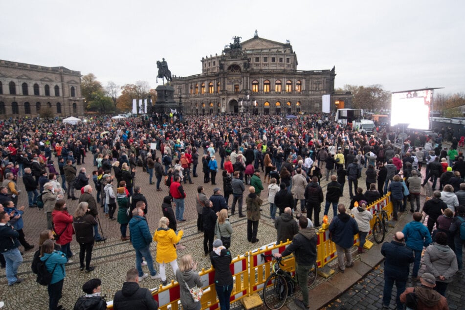 Teilnehmer einer Demonstration der Bewegung "Querdenken 351" versammeln sich auf dem Theaterplatz. Über 1000 Menschen protestierten gegen die Coronapolitik der Bunderegierung.