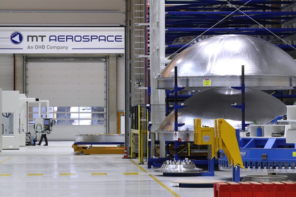 Bayern, Augsburg: Tankteile einer Ariane 6 Rakete stehen in einer Produktionshalle des Raumfahrtunternehmens MT Aerospace.