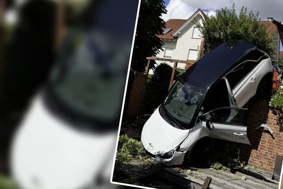 Plötzlich geht's abwärts: 74-Jährige stürzt mit Auto zwei Meter tief und landet auf Terrasse