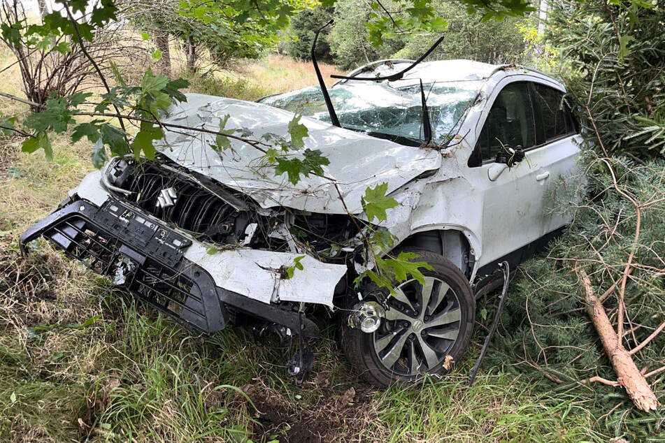 Unfall A9: Schwerer Unfall auf A9: Seat kracht durch Zaun und bleibt in Waldstück liegen