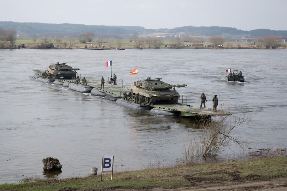 Nato-Truppen haben an der Weichsel die Querung des Flusses geübt.