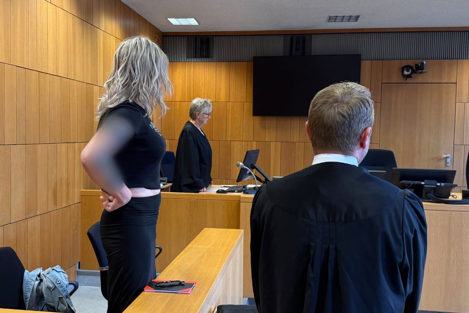 Die Transfrau hat gestanden, das Mädchen auf der Toilette eines Fast-Food-Restaurants vergewaltigt zu haben.
