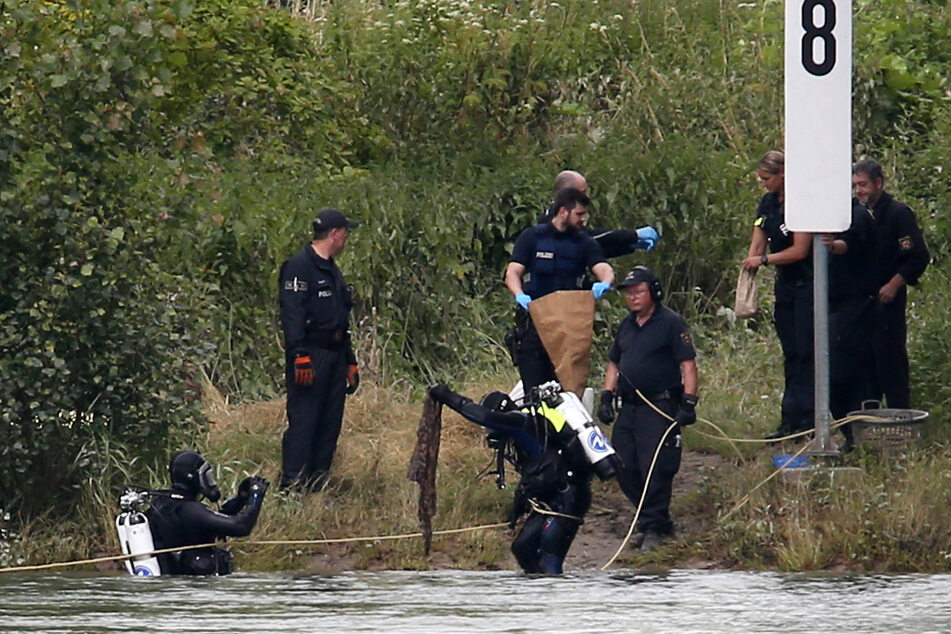 Einsatzkräfte der Polizei entdeckten die Leiche der 15-Jährigen am frühen Montagabend am Rheinufer im Wormser Stadtteil Rheindürkheim.