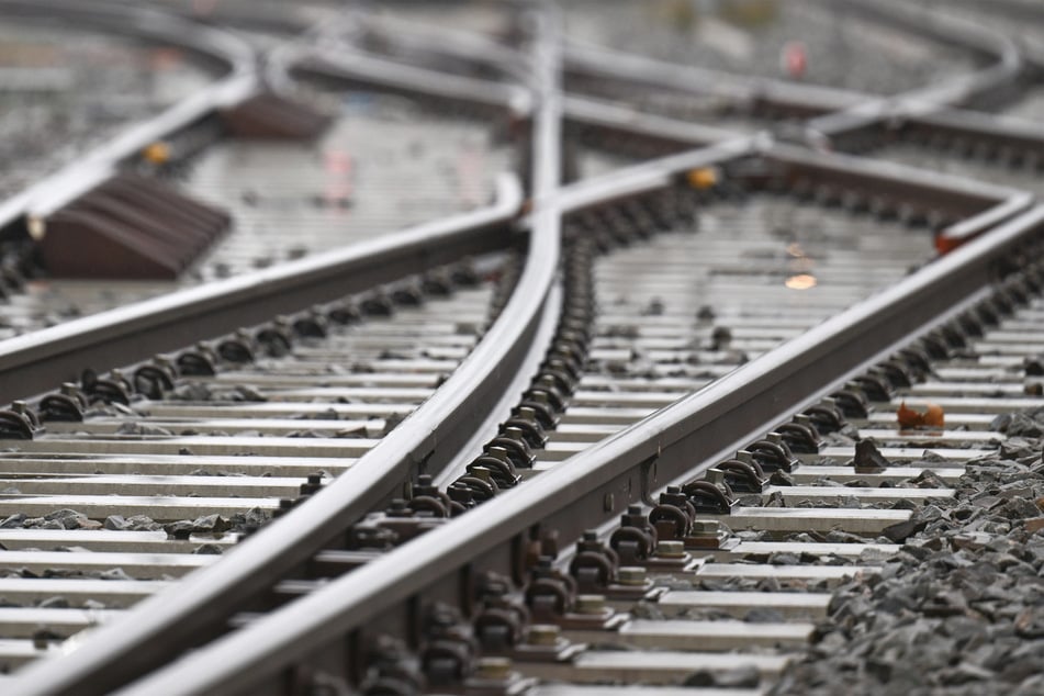 Wegen einer Bombendrohung am Eisenacher Hauptbahnhof wurde der Betrieb der Bahn vorerst komplett eingestellt. (Symbolbild)