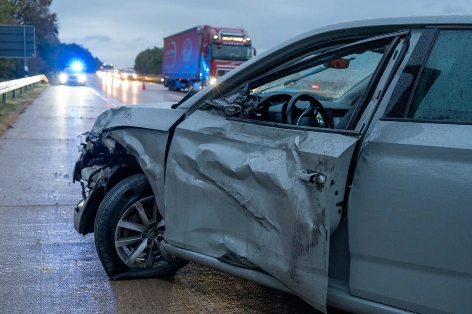 Das Auto wurde bei dem Crash stark beschädigt.
