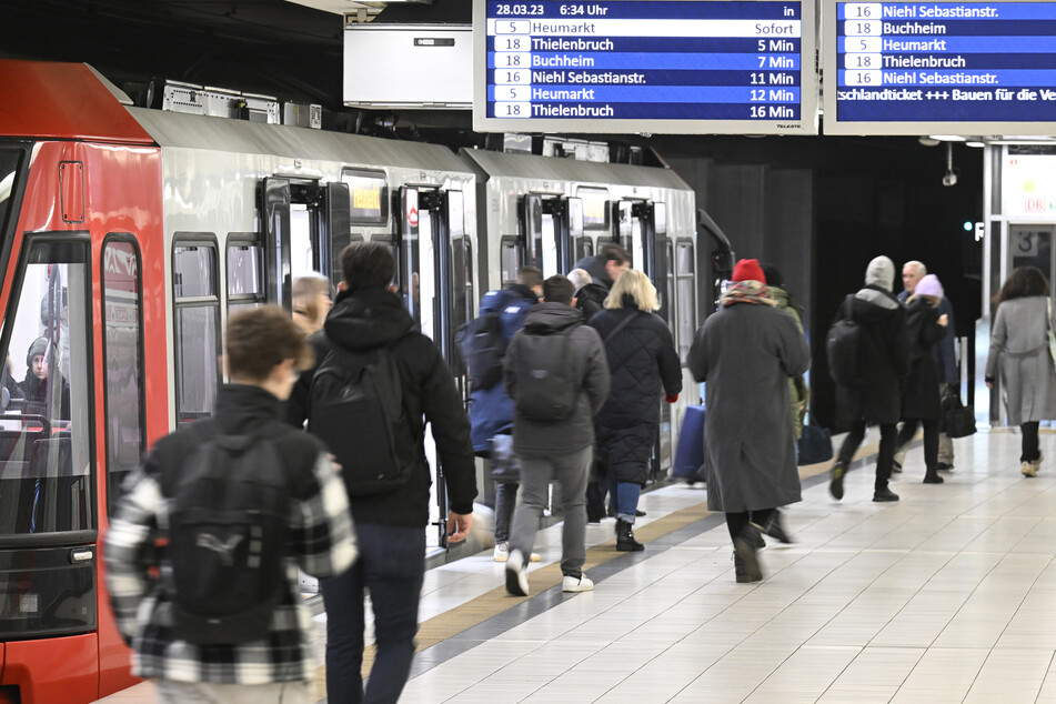 An den unterirdischen KVB-Haltestellen am Neumarkt und am Ebertplatz sind ab sofort wieder mehr Security-Mitarbeiter unterwegs. (Symbolfoto)