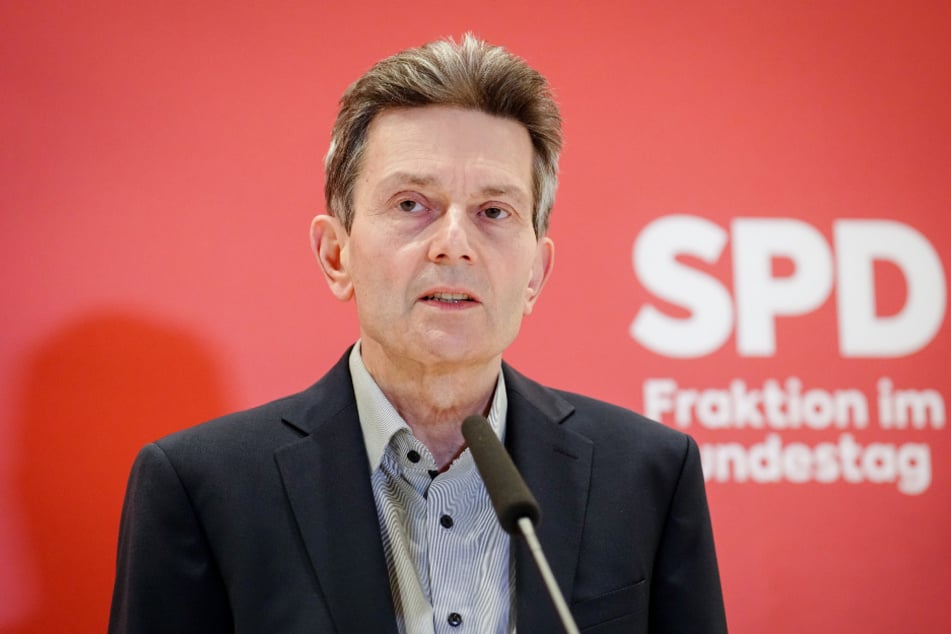 SPD-Fraktionschef Rolf Mützenich (62) wünscht sich auch nach dem 20. März wirksame Corona-Maßnahmen.