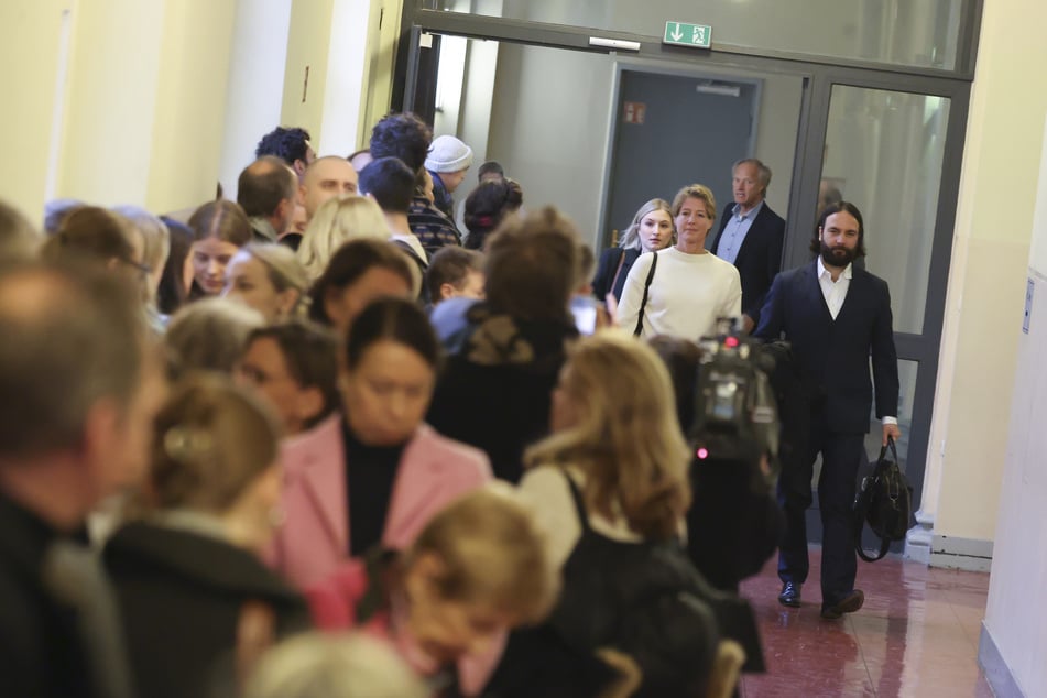 Vorbei an einer langen Schlange: Christina Block kommt zusammen am Mittwoch mit ihrem Anwalt Ingo Bott (42) zum Saal 237.