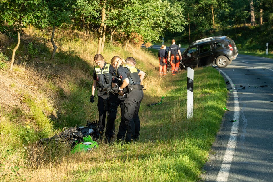 Der 22-jährige Motorradfahrer stürzte mit hoher Geschwindigkeit und landete schließlich wie auch der Dacia im Straßengraben.