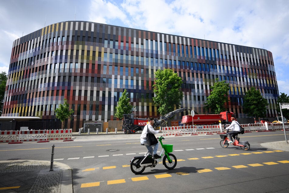Im Ausweichquartier am Spreebogen werden der Bundespräsident und rund 220 seiner Mitarbeiterinnen und Mitarbeiter ab Montag die nächsten Jahre unterkommen.