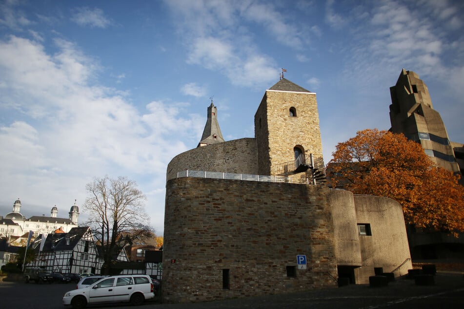 Von Burg Bensberg (r.) und Schloss Bensberg (l.) aus kannst Du bei klarem Himmel bis in die Kölner Bucht blicken.