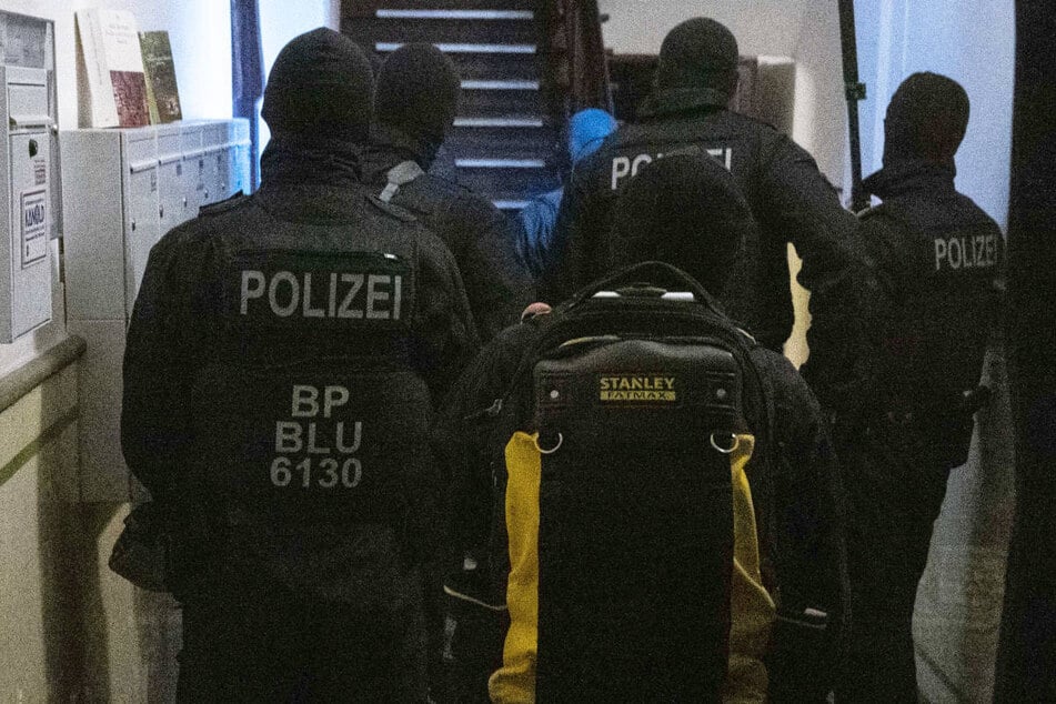 Die Ermittler haben auch die Wohnungen der tatverdächtigen Kollegen durchsucht. (Symbolfoto)