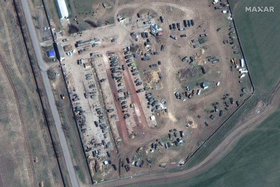 Das Satellitenfoto zeigt einen Überblick über den Luftwaffenstützpunkt Cherson. Die südukrainische Stadt wurde kurz nach Beginn des russischen Angriffskrieges eingenommen.
