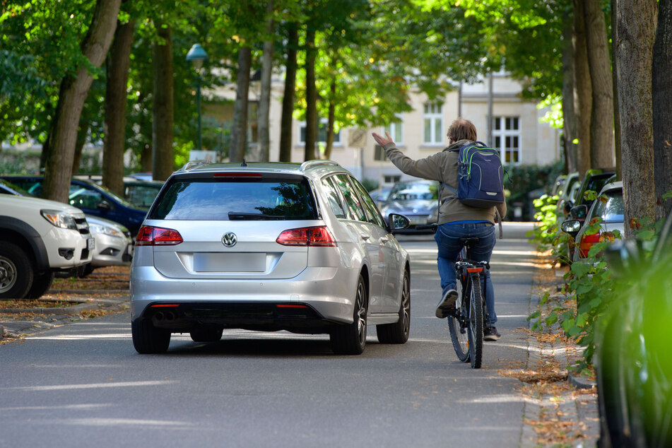 TAG24-Reporter Martin Gottschling (29) ist sauer: Nicht alle Autofahrer halten sich an den Mindestabstand.