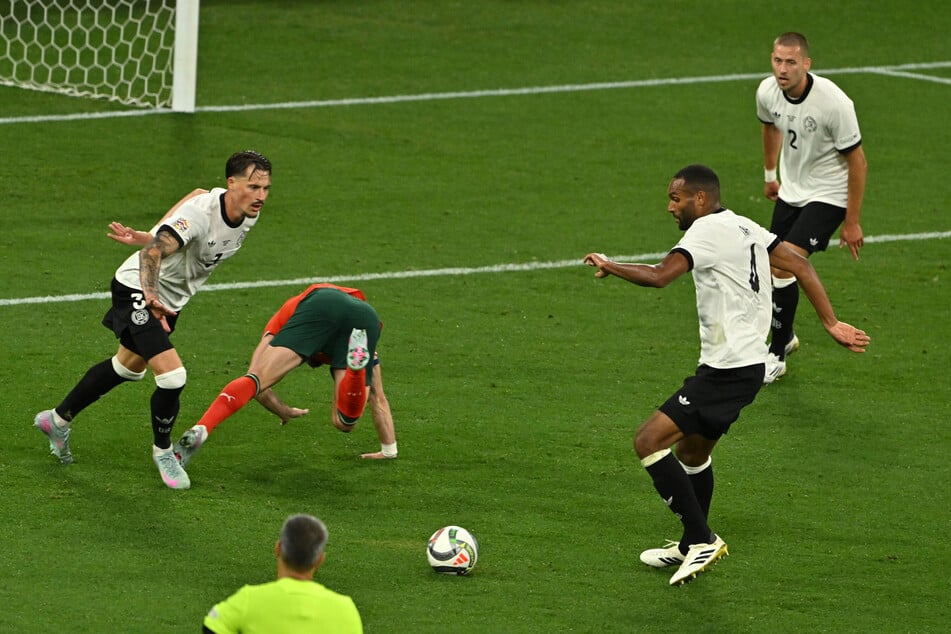 Robin Koch (l.) verhindert gegen den einschussbereiten Neto (2.v.l.) Schlimmeres.
