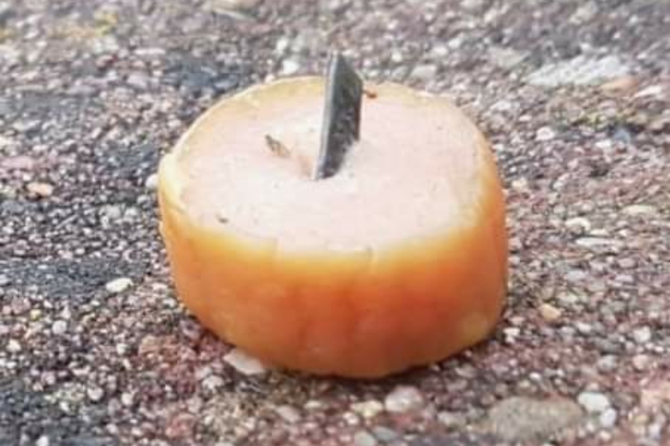 Die Wurststücke wurden mit Klingen-Teilen eines Cutter-Messers bestückt.