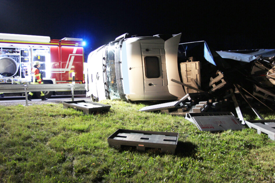Der umgekippte Lkw liegt auf der Seite.