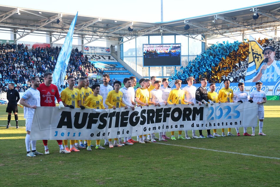 Zum Regionalliga-Topspiel am Sonntag zwischen Chemnitz und Lok Leipzig machten die Spieler erneut Werbung für die Aufstiegsreform.