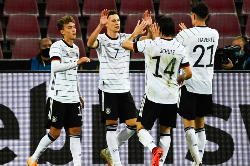 Julian Draxler (2.v.l.) bejubelt seinen 1:0-Führungstreffer mit 3:2-Torschützen Luca Waldschmidt (l.), Nico Schulz und dem doppelten Vorlagengeber Kai Havertz (r.).