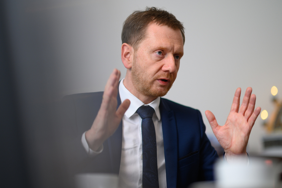 Sachsen-MP Michael Kretschmer (46, CDU) fordert finanzielle Entschädigungen für Betriebe und Einrichtungen, die von Einschränkungen betroffen sind.
