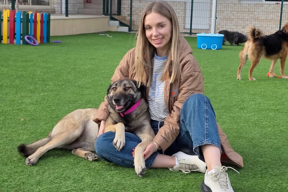 Die tapfere Tierschützerin Olena hat ihr bezauberndes Lächeln nach mehr als vier Jahren Krieg nicht verloren.