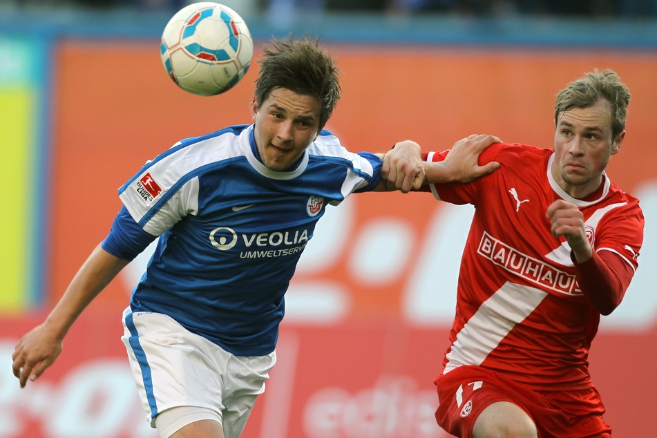 2012: Kevin Pannewitz (l.) im Zweitliga-Spiel mit Hansa Rostock gegen Fortuna Düsseldorfs Maximilian Beister.