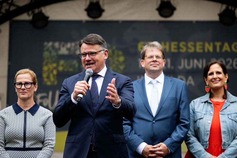 Hessens Ministerpräsident Boris Rhein (54, 2.v.l.) und Fuldas OB Heiko Wingenfeld (52, 2.v.r.) bei der offiziellen Eröffnung des Hessentags in Fulda am Freitag.
