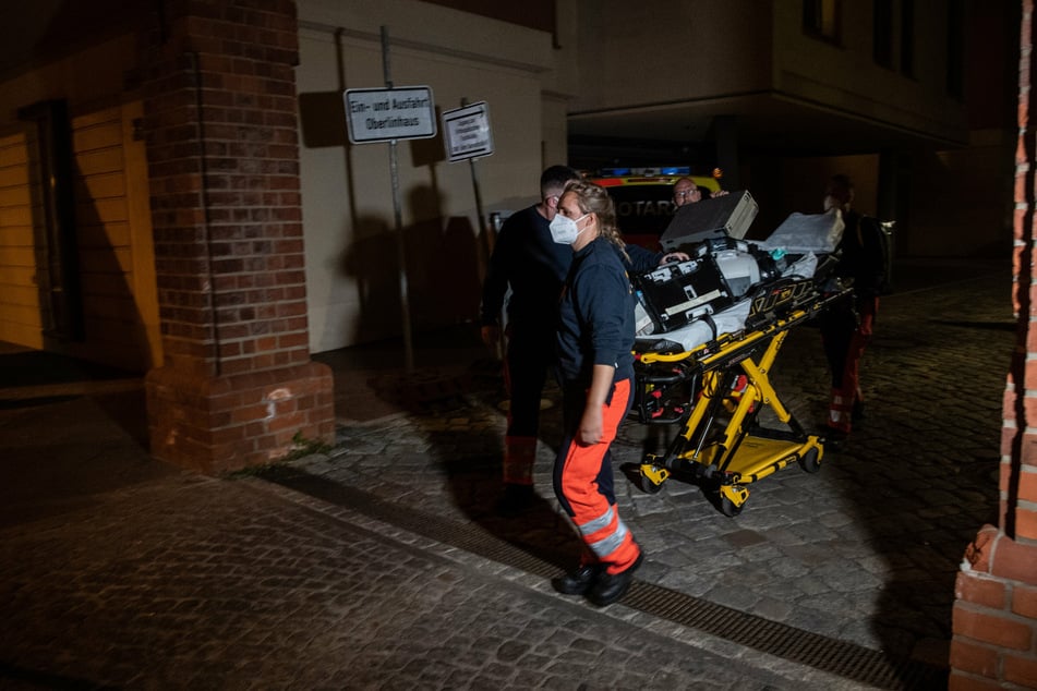Sanitäter verlassen das Gelände der Oberlinklinik.