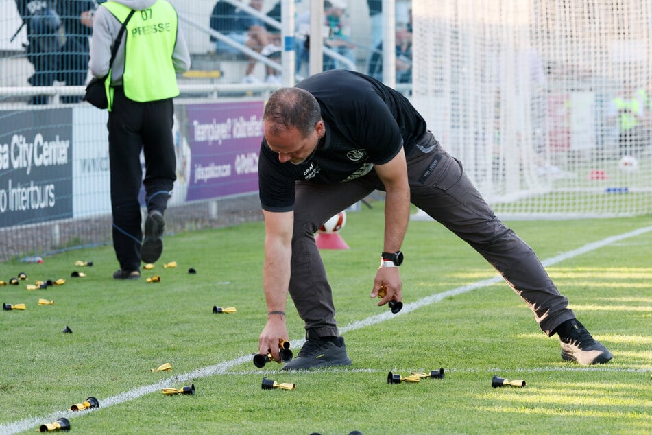 Kleine Meisterpokale wurden vor Spielstart aufs Feld geworfen - aus Protest gegen die stockende Regionalliga-Reform.