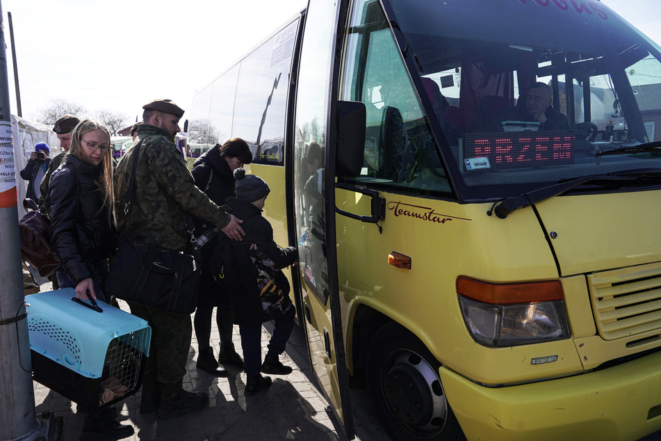 Die Menschen aus Mariupol sollen mit Bussen abgeholt werden.