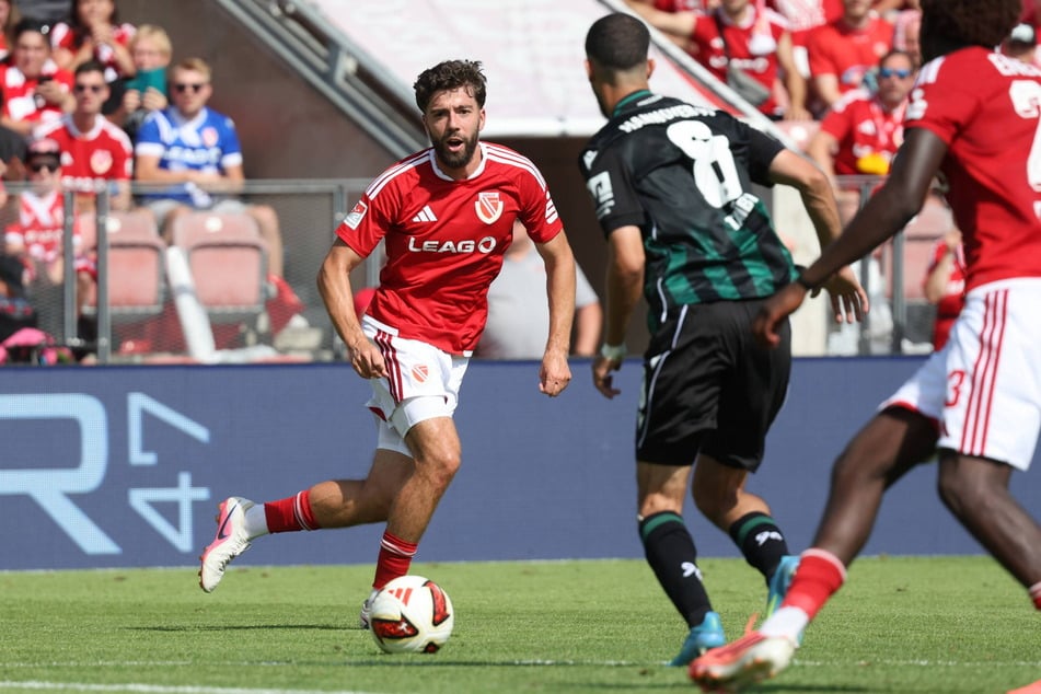 Dominik Pelivan (30, l.) hat für die Energie-Anhänger vor Fürth eine Botschaft parat.