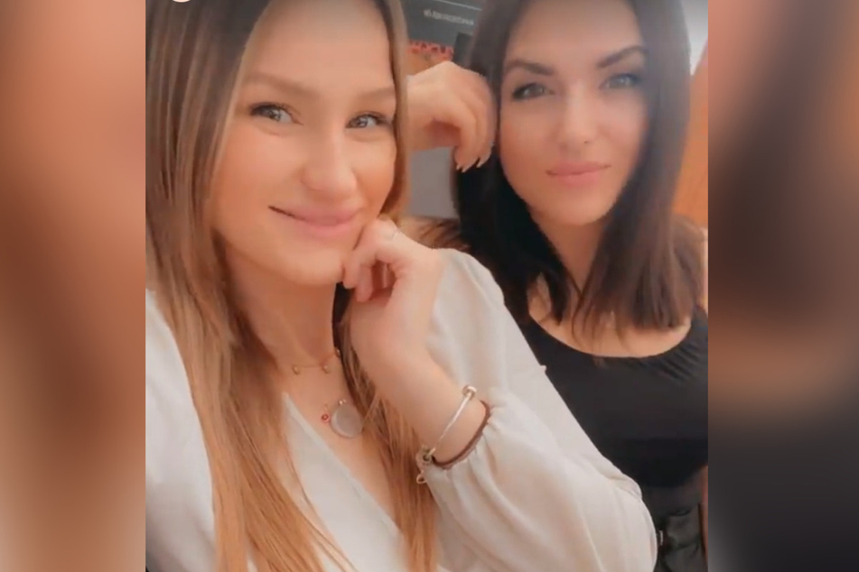 Neele Bronst (24, l.) posiert mit einer Freundin in einer "Beach Bar".