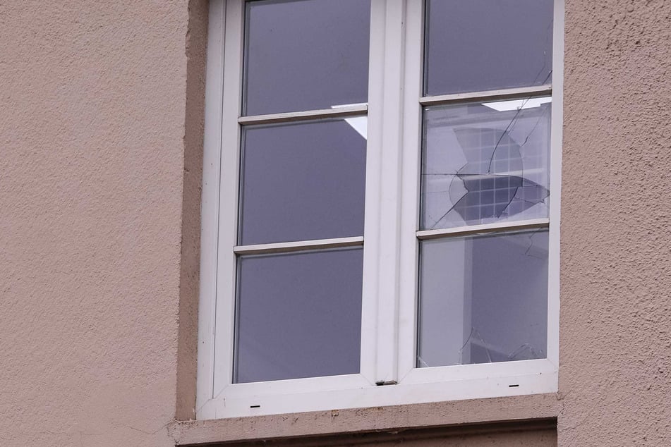 Der Sachschaden durch den Einbruch war gering. Ein Fenster im zweiten Obergeschoss wurde eingeschlagen.