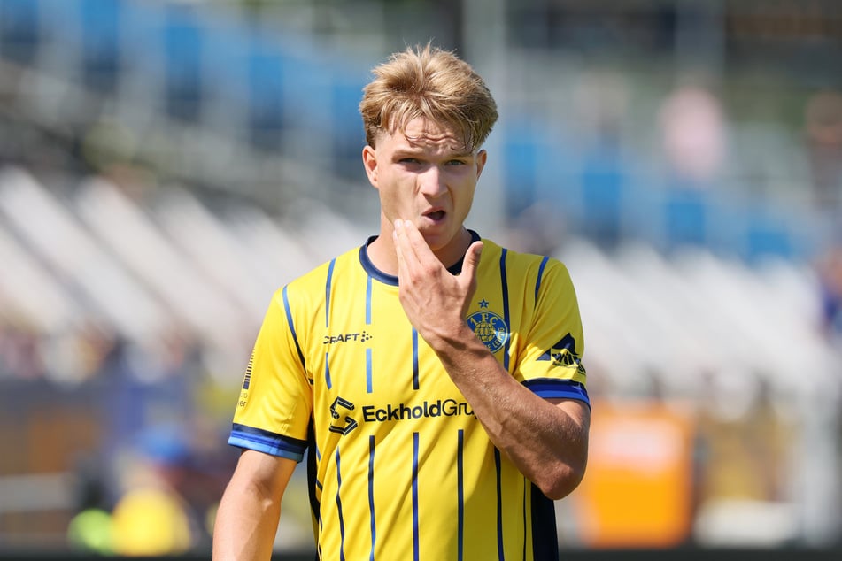 Sein Fehlpass leitete das 0:1 ein: U19-Mann Julian Lempe (18).