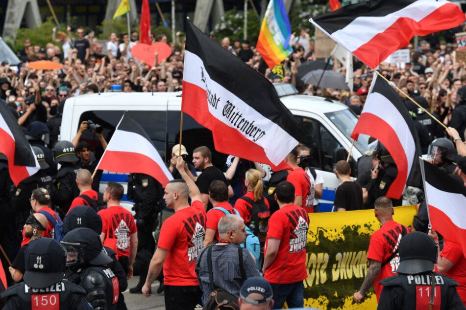 Erstes Bundesland verbietet Reichskriegsfahnen und Reichsflaggen
