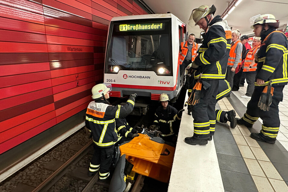 Einsatzkräfte der Feuerwehr sind aktuell dabei, die verkeilte Kehrmaschine aus dem Gleisbett im Bahnhof Wartenau zu bergen.