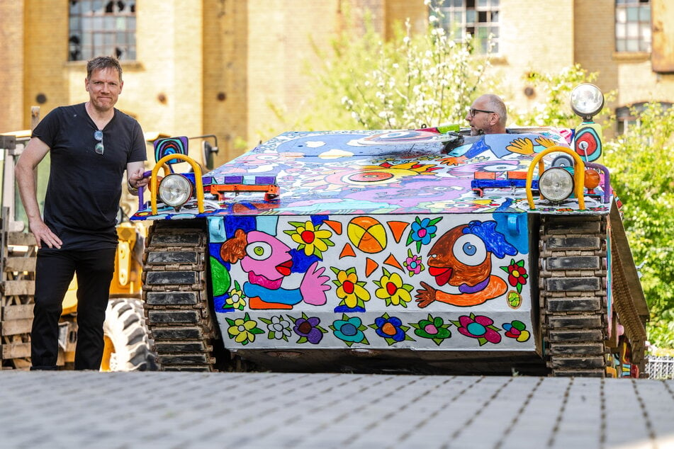 Michael Fischer-Art (53) lässt seinen bunten Panzer für den Frieden rollen.