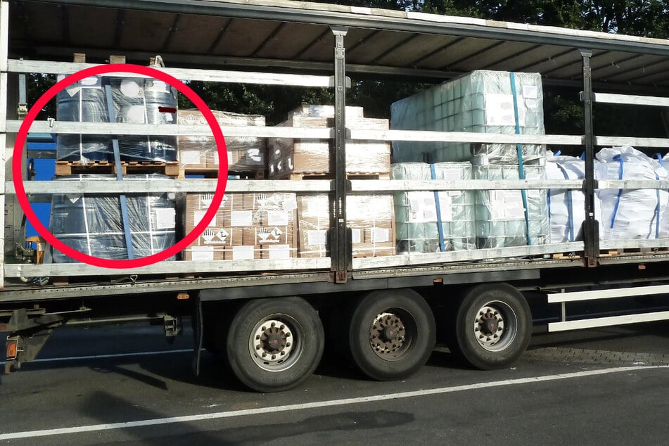 Die mangelhaft gesicherten Gift-Fässer in der Ladung des Sattelzugs waren laut Polizei eine Gefahr für die Allgemeinheit.