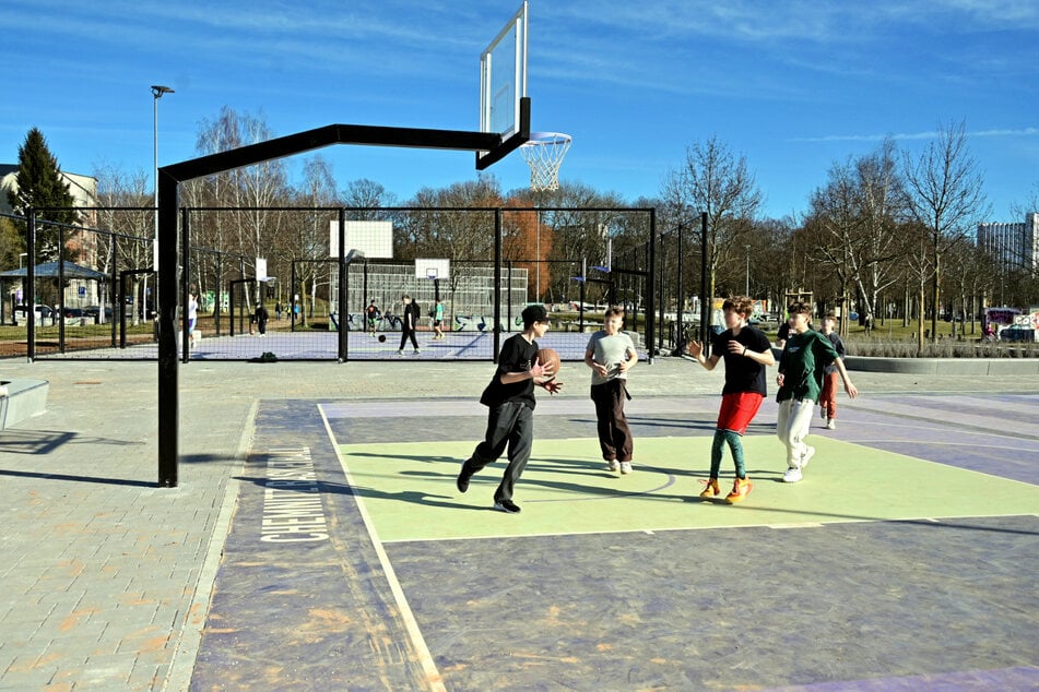 Der neue Basketballplatz ist seit Freitag freigegeben.