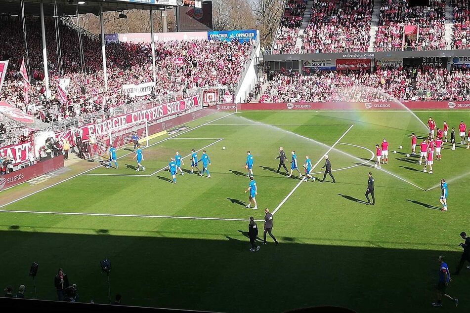 Rostock schlagen beim Gang in die Kabine ein gellendes Pfeifkonzert entgegen.