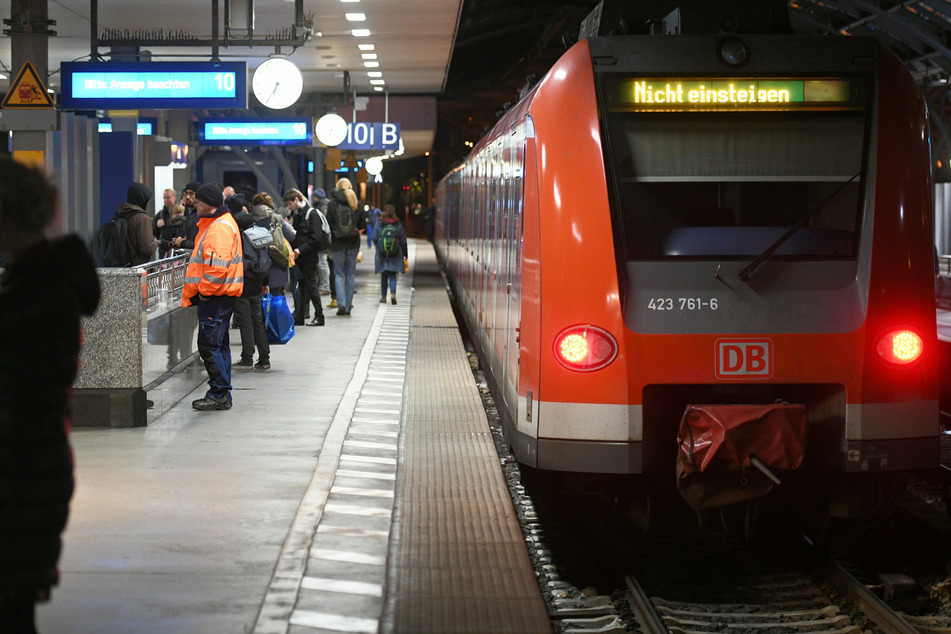 Schock-Moment in Köln: Betrunkener fällt gegen Zug und wird mitgezogen